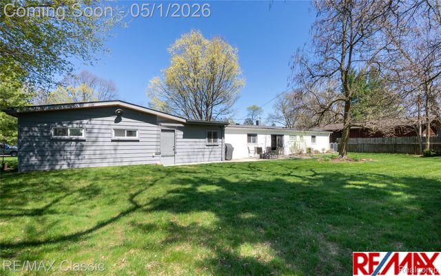 1540 Beverly Boulevard, Walled Lake, MI 48390