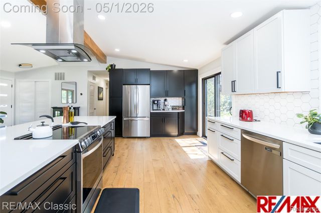 1540 Beverly Boulevard, Walled Lake, MI 48390