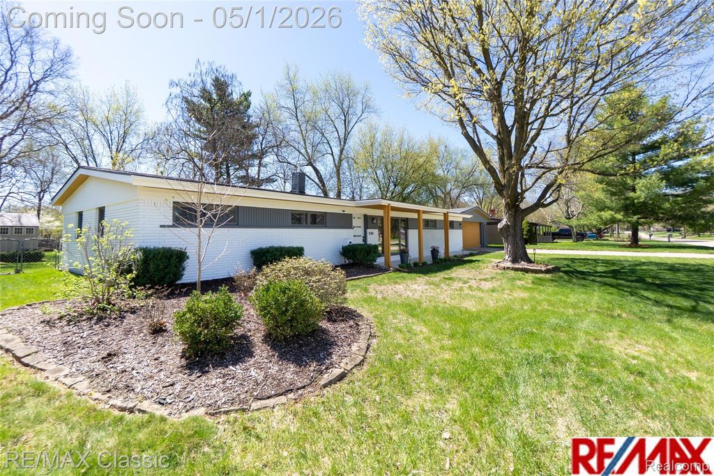 1540 Beverly Boulevard, Walled Lake, MI 48390