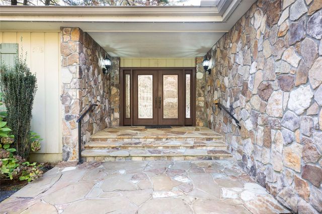 572 N East Shore Drive, Lake Toxaway, NC 28747