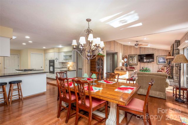 572 N East Shore Drive, Lake Toxaway, NC 28747