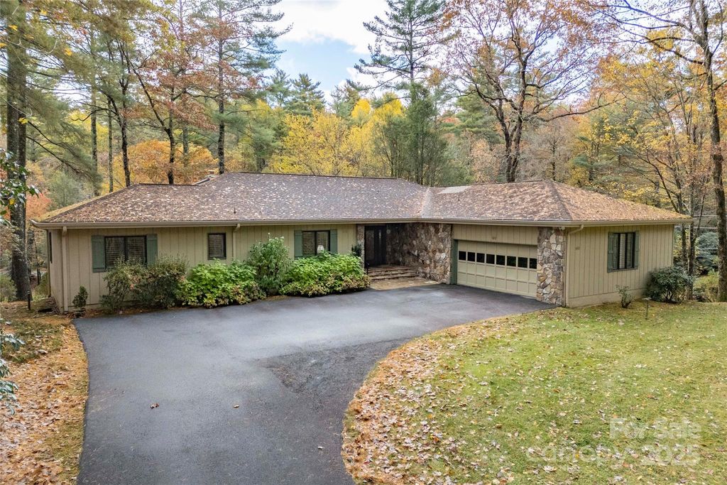 572 N East Shore Drive, Lake Toxaway, NC 28747