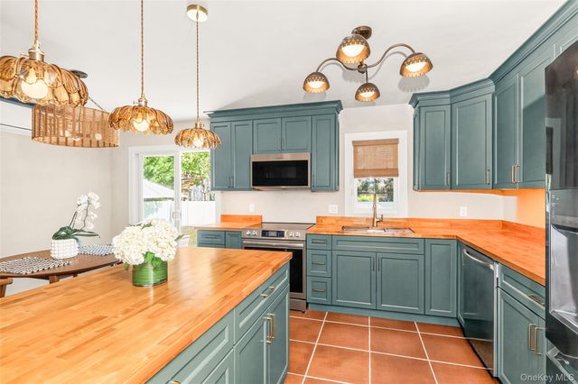18 Lovell Road, Hampton Bays, NY 11946