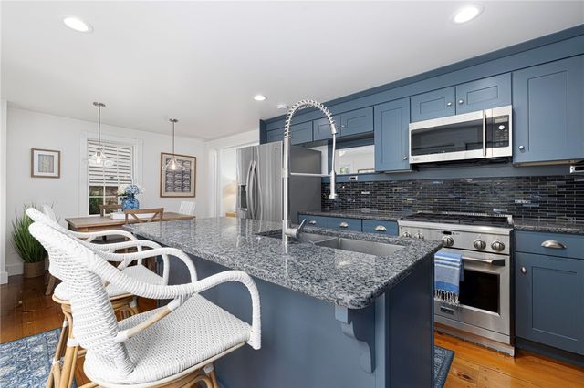 5 Tews Court, Newport, RI 02840