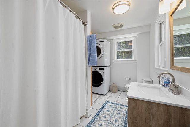 5 Tews Court, Newport, RI 02840