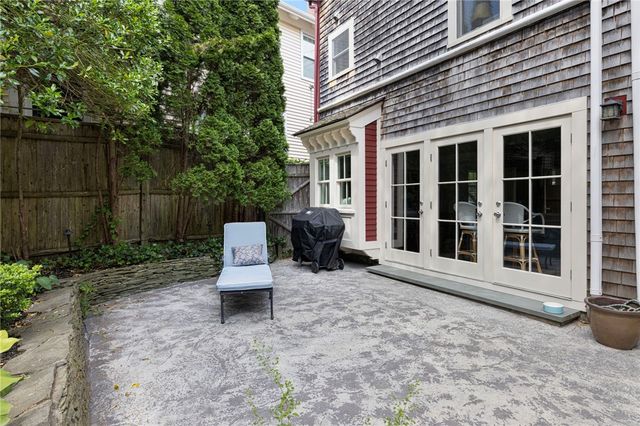 5 Tews Court, Newport, RI 02840