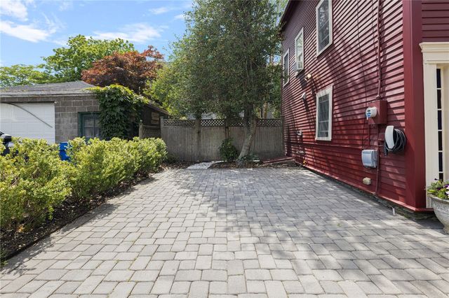 5 Tews Court, Newport, RI 02840