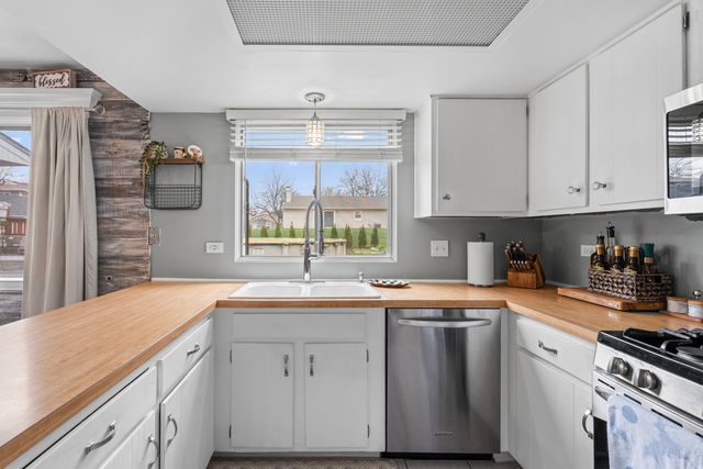 340 Stonehurst Lane, Roselle, IL 60172