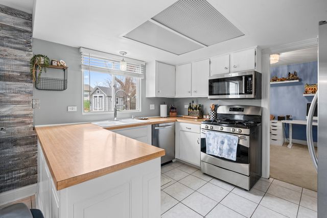 340 Stonehurst Lane, Roselle, IL 60172