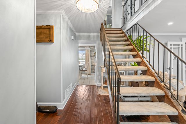 340 Stonehurst Lane, Roselle, IL 60172