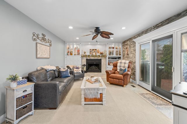 340 Stonehurst Lane, Roselle, IL 60172