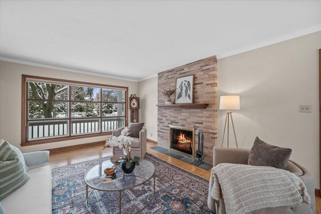 9040 N Lake DRIVE, Bayside, WI 53217