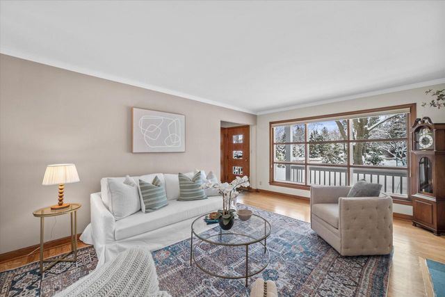 9040 N Lake DRIVE, Bayside, WI 53217