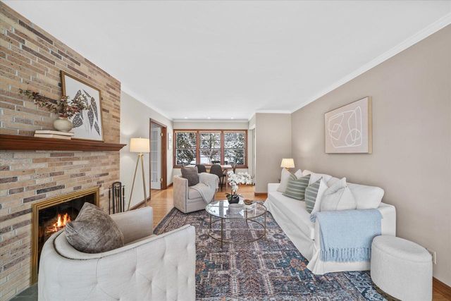 9040 N Lake DRIVE, Bayside, WI 53217