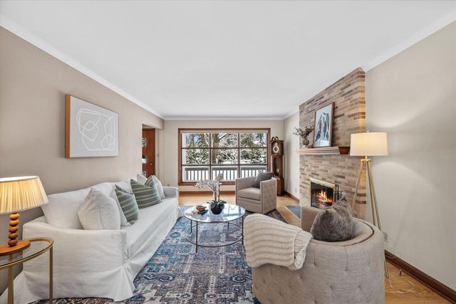 9040 N Lake DRIVE, Bayside, WI 53217