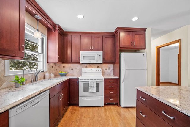 9040 N Lake DRIVE, Bayside, WI 53217