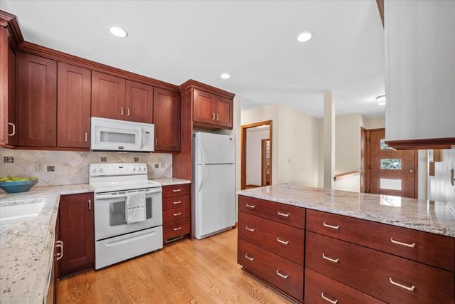 9040 N Lake DRIVE, Bayside, WI 53217