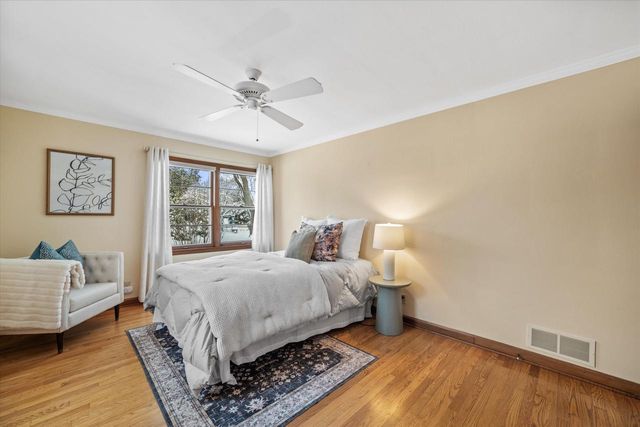 9040 N Lake DRIVE, Bayside, WI 53217