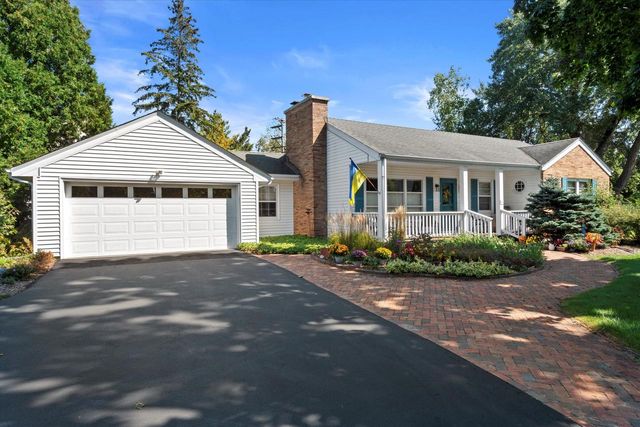 9040 N Lake DRIVE, Bayside, WI 53217