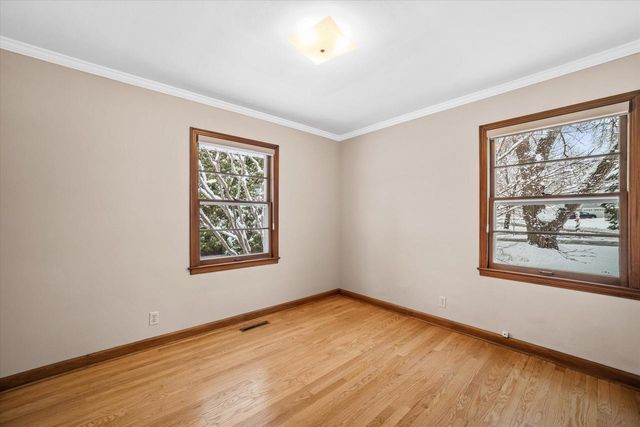 9040 N Lake DRIVE, Bayside, WI 53217