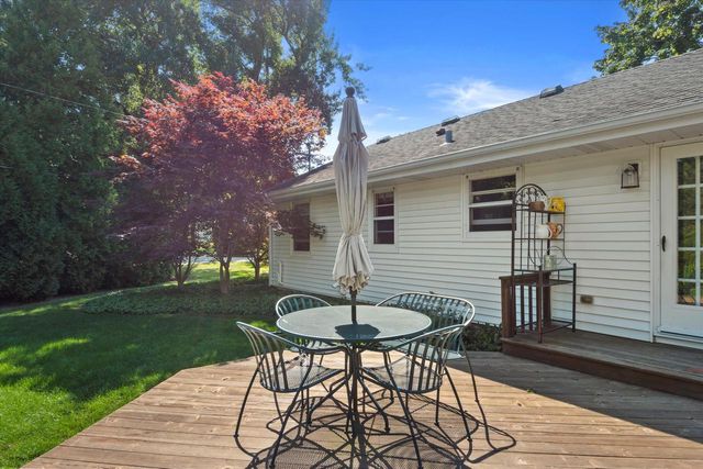 9040 N Lake DRIVE, Bayside, WI 53217