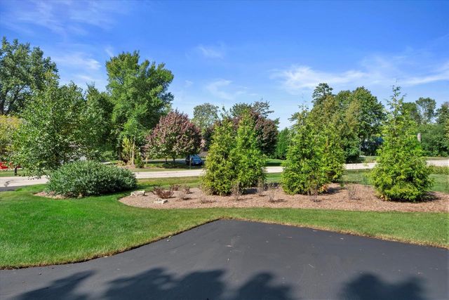 9040 N Lake DRIVE, Bayside, WI 53217