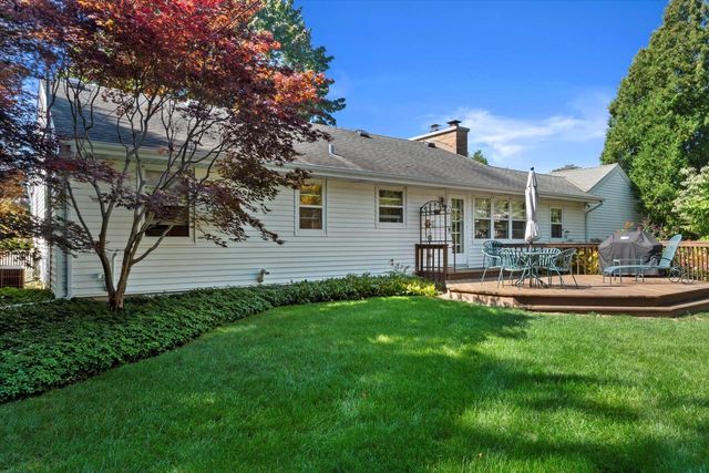 9040 N Lake DRIVE, Bayside, WI 53217