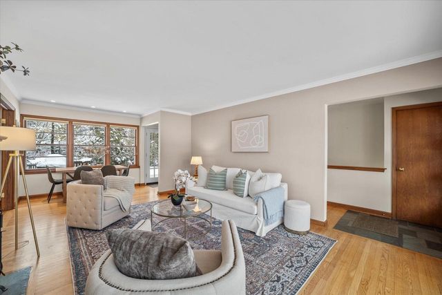 9040 N Lake DRIVE, Bayside, WI 53217