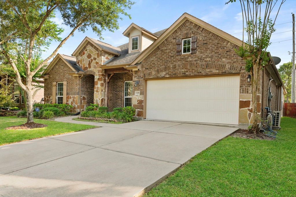 13306 Misting Falls Lane, Pearland, TX 77584