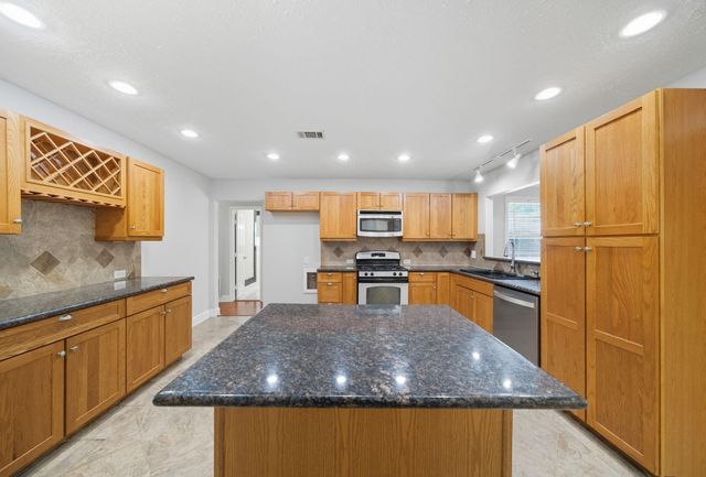 8527 Ridgepoint Drive, Houston, TX 77055