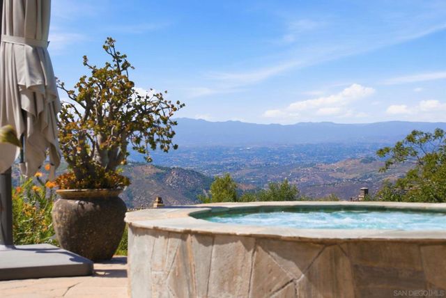 9572 Welk View Dr, Escondido, CA 92026