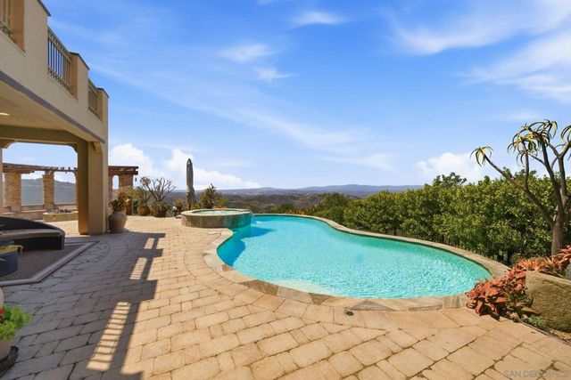 9572 Welk View Dr, Escondido, CA 92026