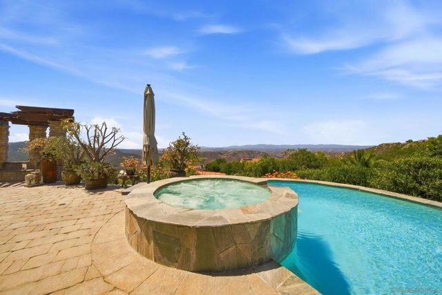 9572 Welk View Dr, Escondido, CA 92026