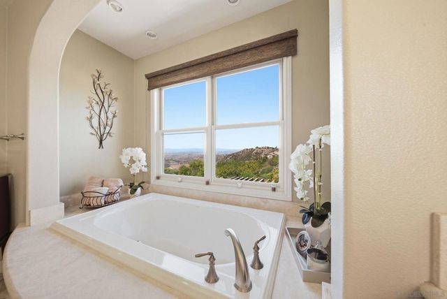 9572 Welk View Dr, Escondido, CA 92026