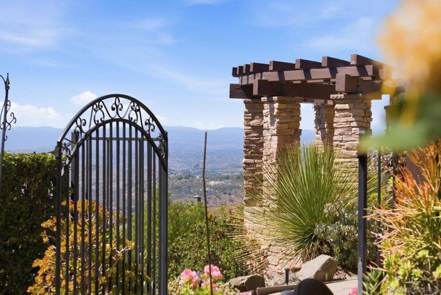 9572 Welk View Dr, Escondido, CA 92026