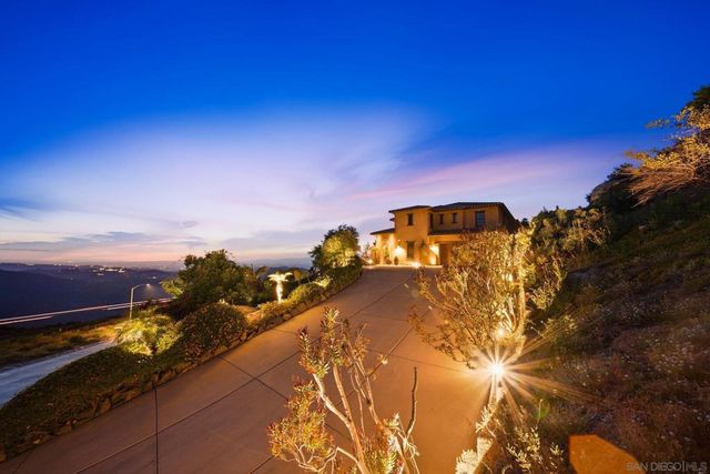 9572 Welk View Dr, Escondido, CA 92026