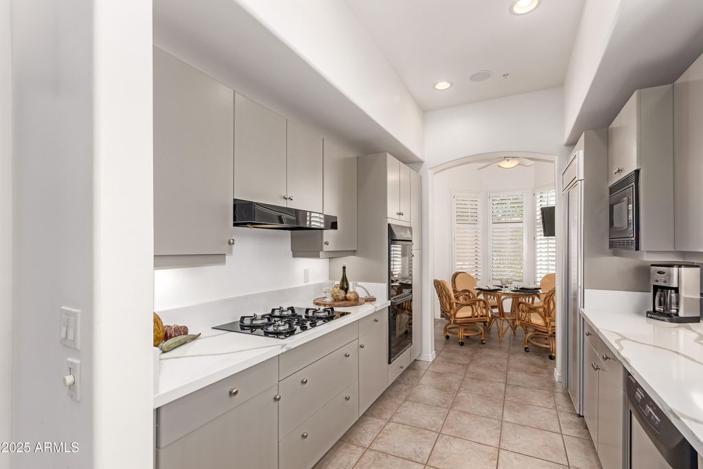Image 10 of property listing at 8324 E CACTUS WREN Road, Scottsdale, AZ 85250