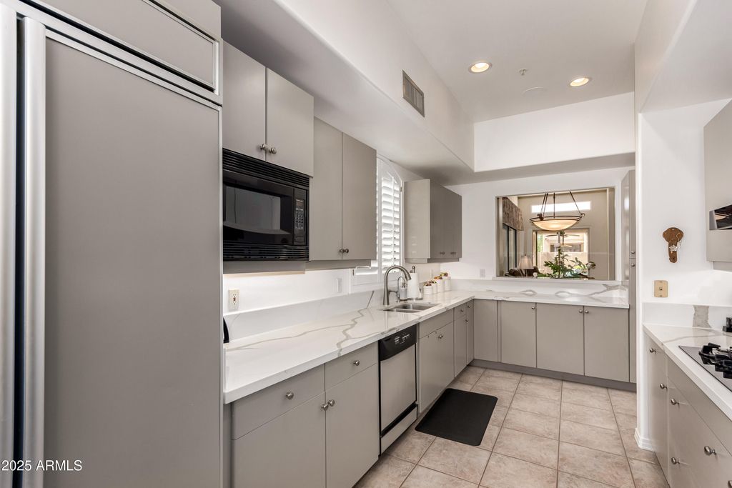 Image 11 of property listing at 8324 E CACTUS WREN Road, Scottsdale, AZ 85250