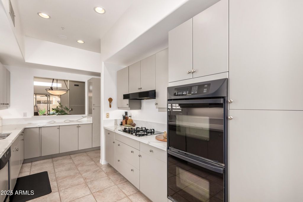 Image 12 of property listing at 8324 E CACTUS WREN Road, Scottsdale, AZ 85250
