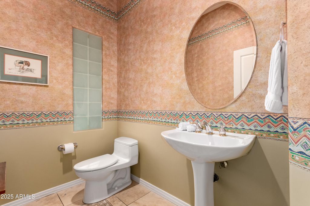 Image 13 of property listing at 8324 E CACTUS WREN Road, Scottsdale, AZ 85250