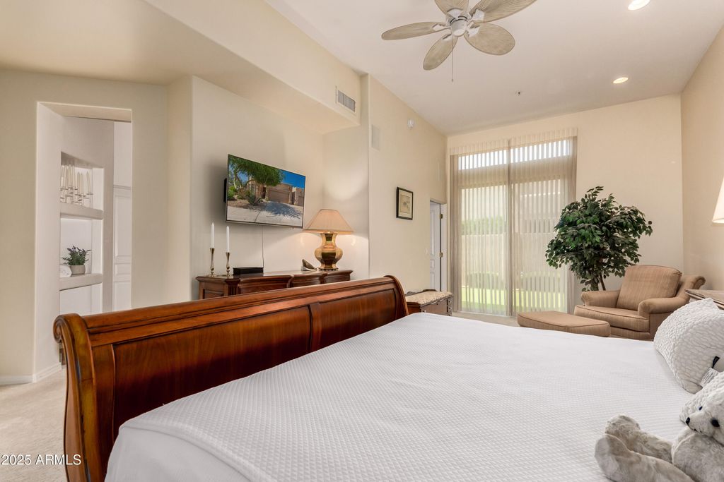 Image 15 of property listing at 8324 E CACTUS WREN Road, Scottsdale, AZ 85250