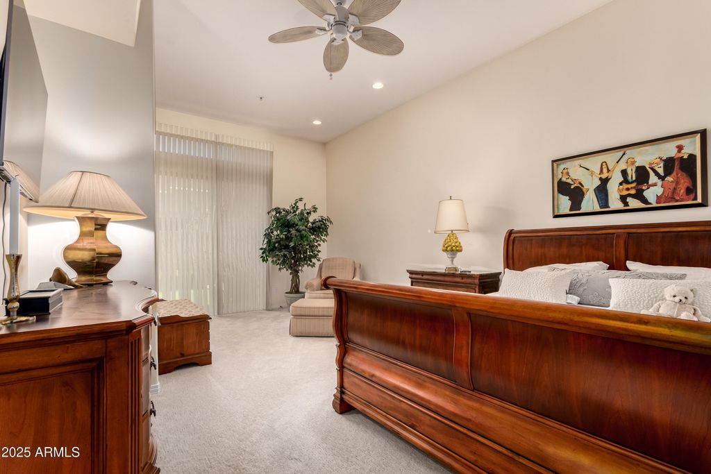 Image 16 of property listing at 8324 E CACTUS WREN Road, Scottsdale, AZ 85250