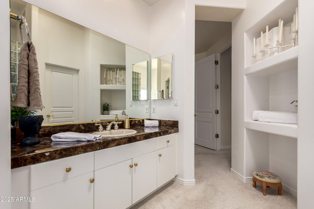 Image 17 of property listing at 8324 E CACTUS WREN Road, Scottsdale, AZ 85250