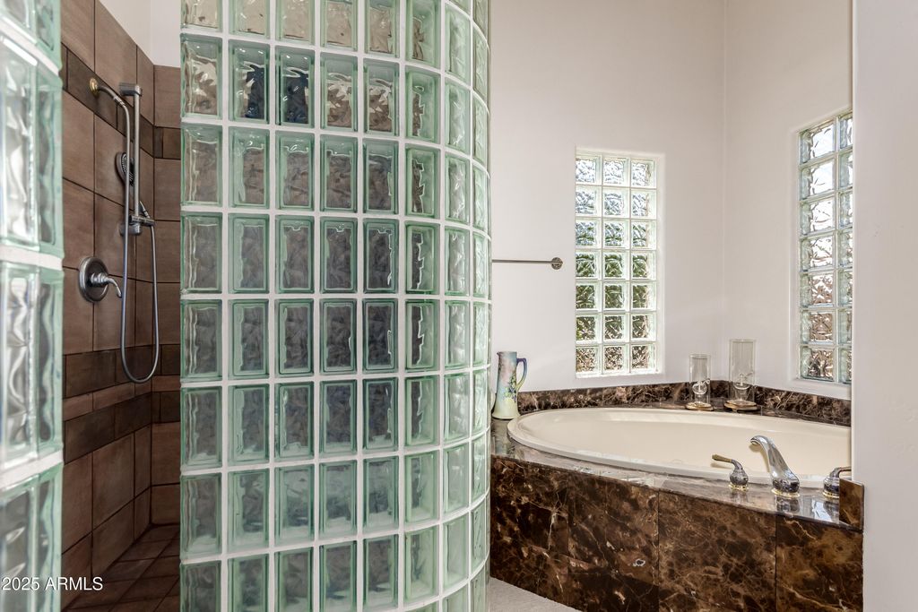 Image 18 of property listing at 8324 E CACTUS WREN Road, Scottsdale, AZ 85250