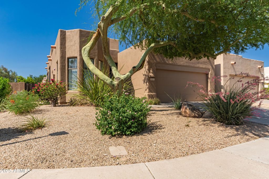 Image 2 of property listing at 8324 E CACTUS WREN Road, Scottsdale, AZ 85250