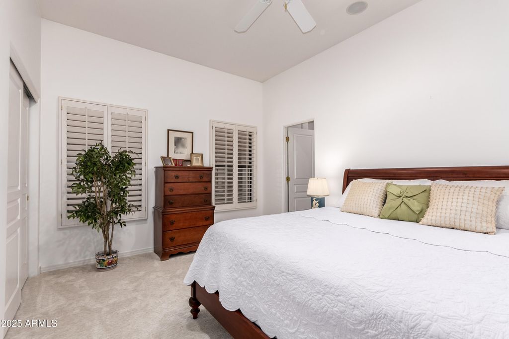Image 20 of property listing at 8324 E CACTUS WREN Road, Scottsdale, AZ 85250