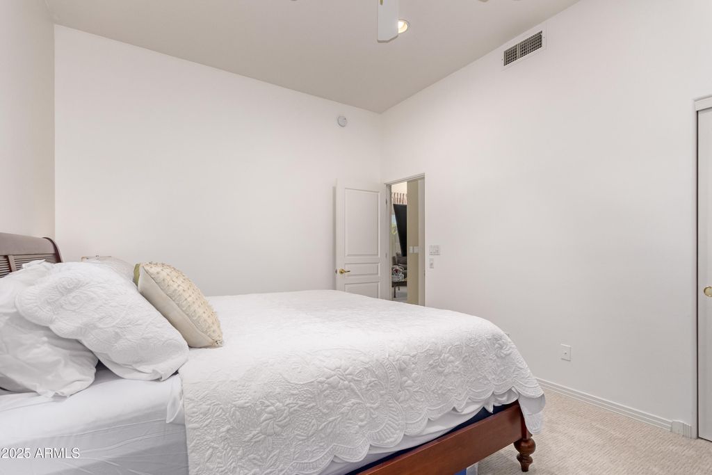 Image 21 of property listing at 8324 E CACTUS WREN Road, Scottsdale, AZ 85250