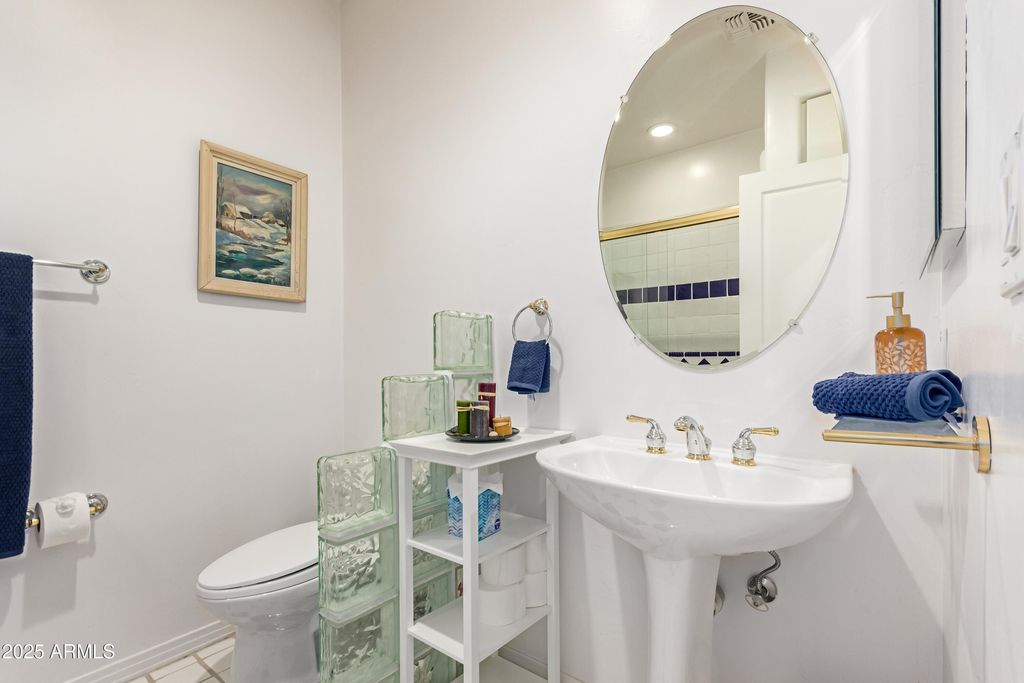 Image 22 of property listing at 8324 E CACTUS WREN Road, Scottsdale, AZ 85250
