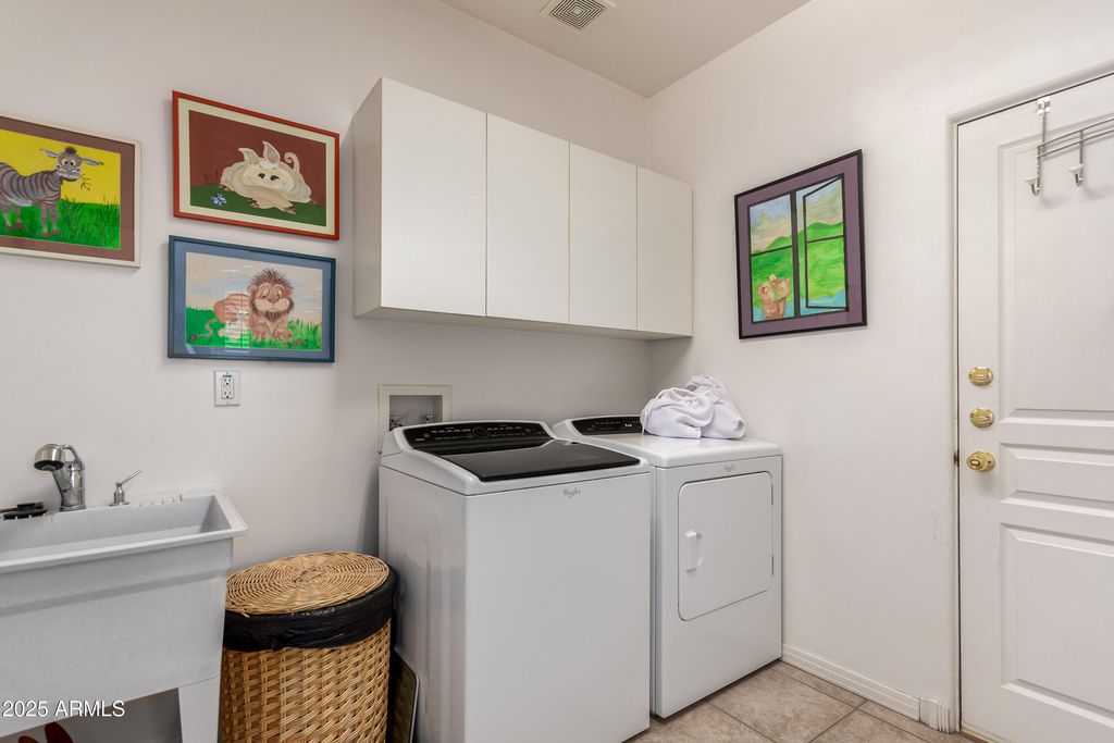 Image 24 of property listing at 8324 E CACTUS WREN Road, Scottsdale, AZ 85250