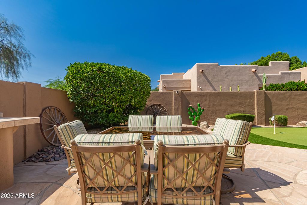 Image 26 of property listing at 8324 E CACTUS WREN Road, Scottsdale, AZ 85250